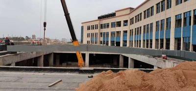 
项目名称：灵山县医院，加盖钢结构遮雨棚施工现场
工程类型：钢结构雨棚